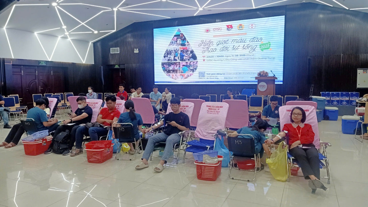 Thực hiện lấy máu