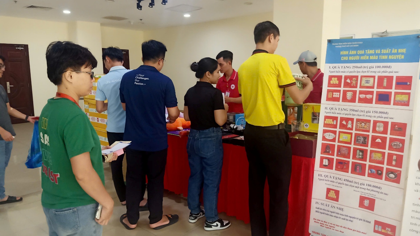 Người hiến máu được nhận quà tặng của chương trình