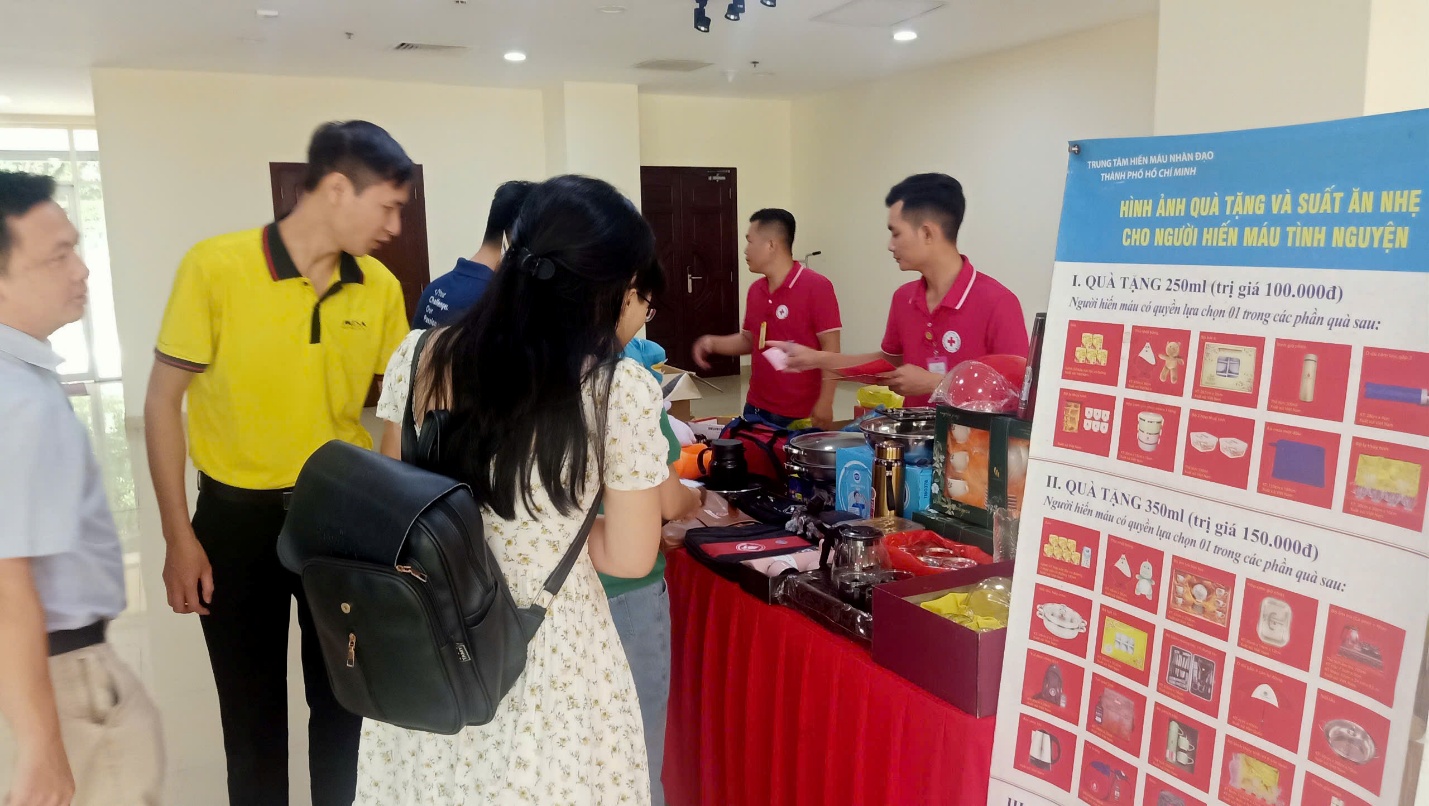 Người hiến máu được nhận quà tặng của chương trình