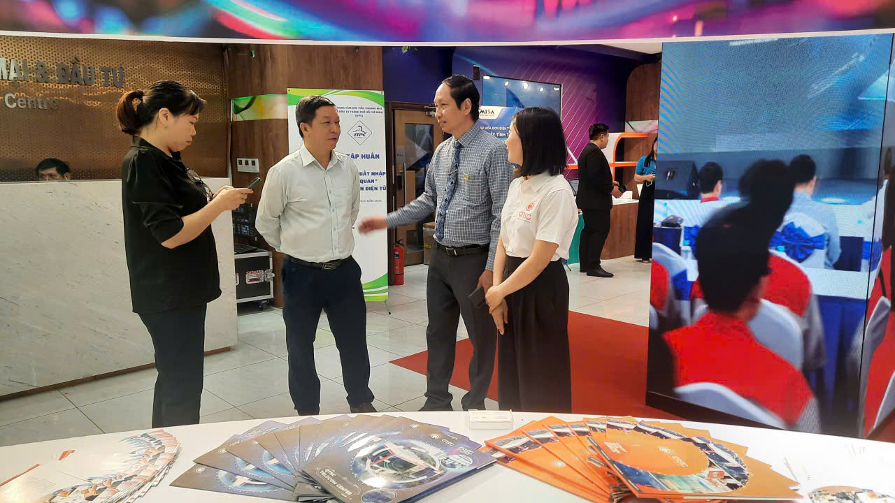 Đại biểu và khách tham quan gian hàng QTSC