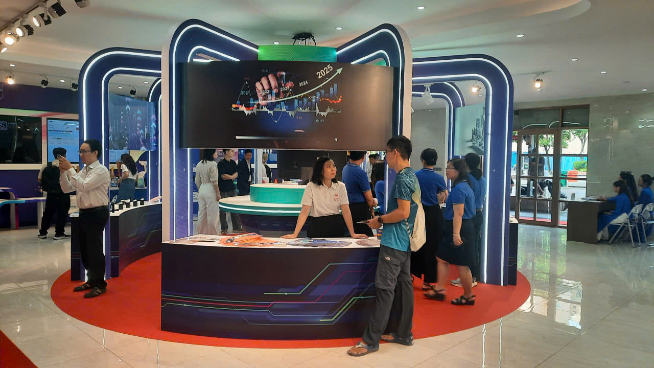 Đại biểu và khách tham quan gian hàng QTSC