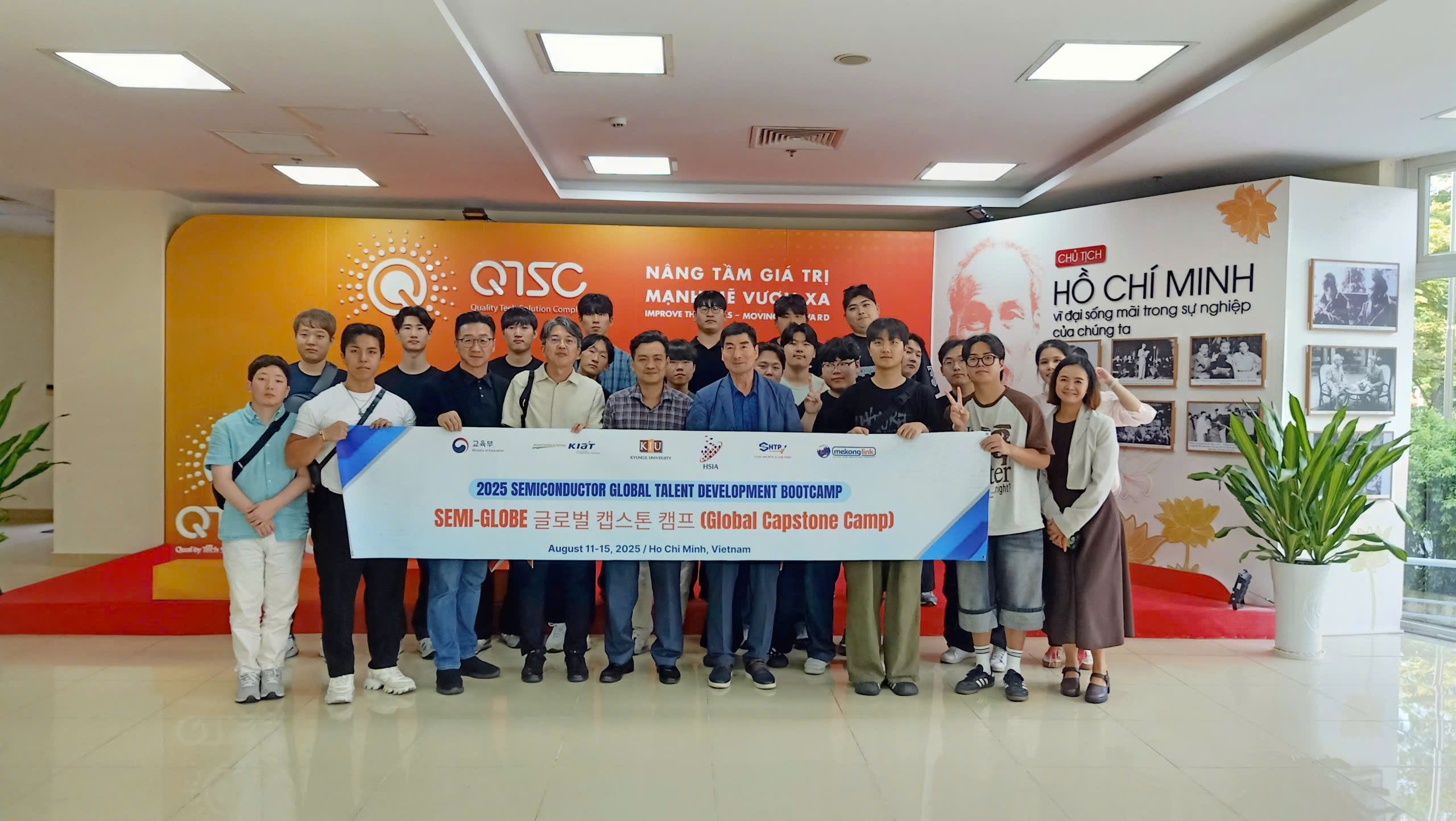 Đoàn chụp hình lưu niệm chuyến tham quan tại QTSC