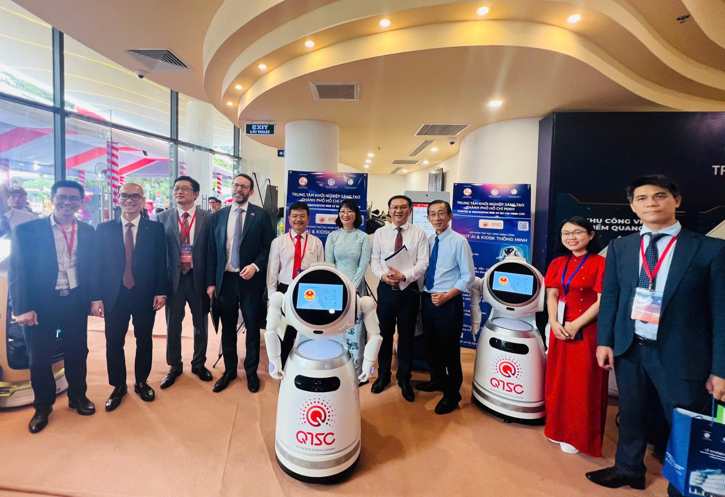 Đại biểu tham quan khu vực trưng bày Giải pháp thủ tục hành chính công Robot AI và Kiosk thông minh của QTSC