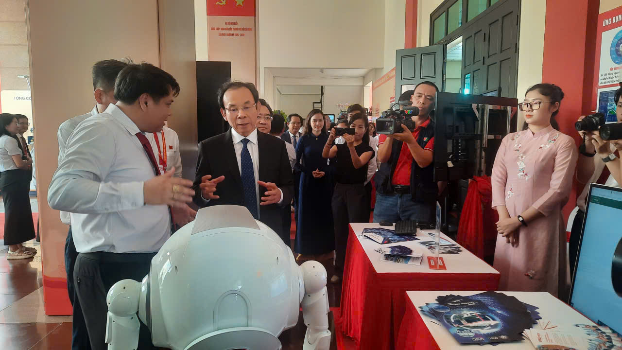 Bí thư Thành ủy TP.HCM Nguyễn Văn Nên tham quan và nghe giới thiệu các giải pháp, ứng dụng khoa học tiêu biểu của QTSC