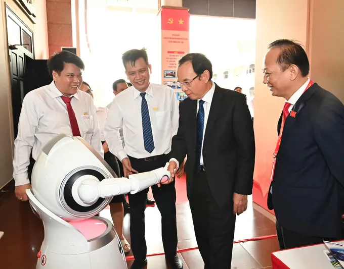 Bí thư Thành ủy TP.HCM Nguyễn Văn Nên nghe giới thiệu các giải pháp, ứng dụng khoa học tiêu biểu của QTSC