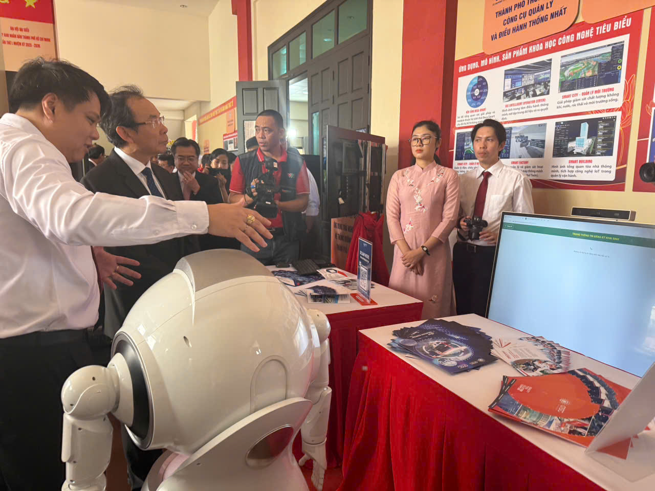 Bí thư Thành ủy TP.HCM Nguyễn Văn Nên tham quan và nghe giới thiệu các giải pháp, ứng dụng khoa học tiêu biểu của QTSC