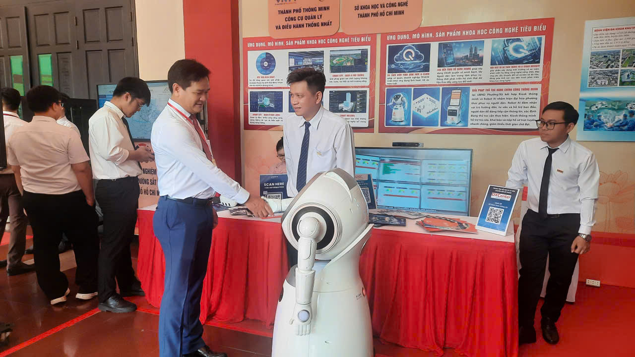 Các đại biểu tham quan khu vực triển lãm của QTSC