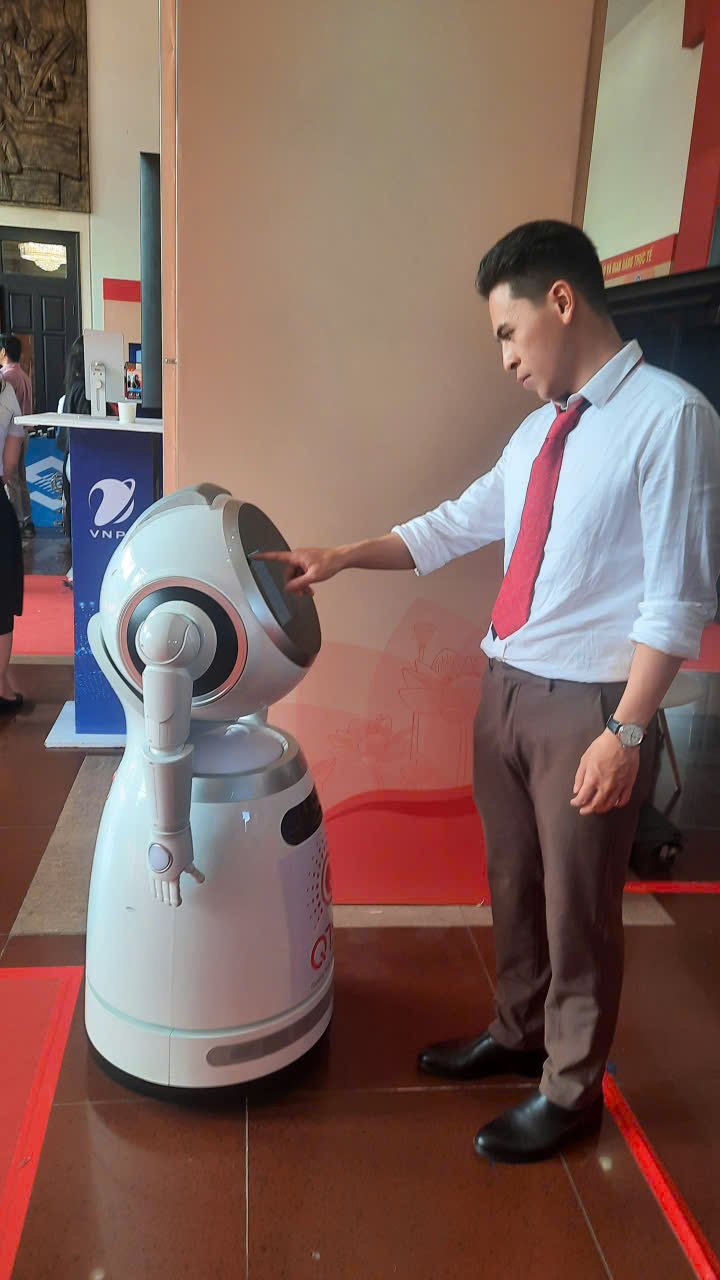 Các đại biểu tham quan khu vực triển lãm của QTSC