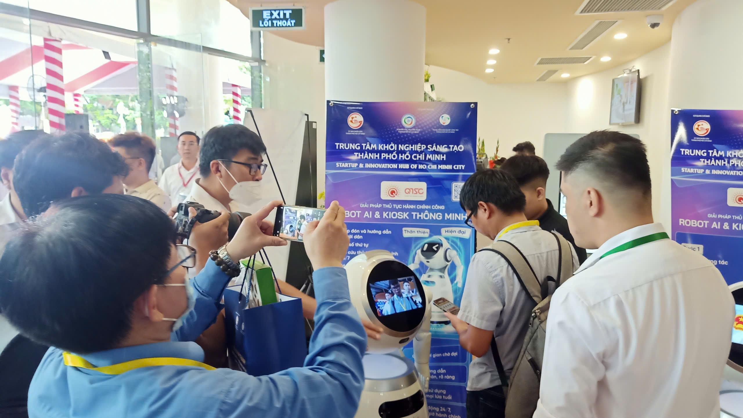 Khách tham quan tìm hiểu giải pháp và tương tác với Robot AI & Kiosk thông minh