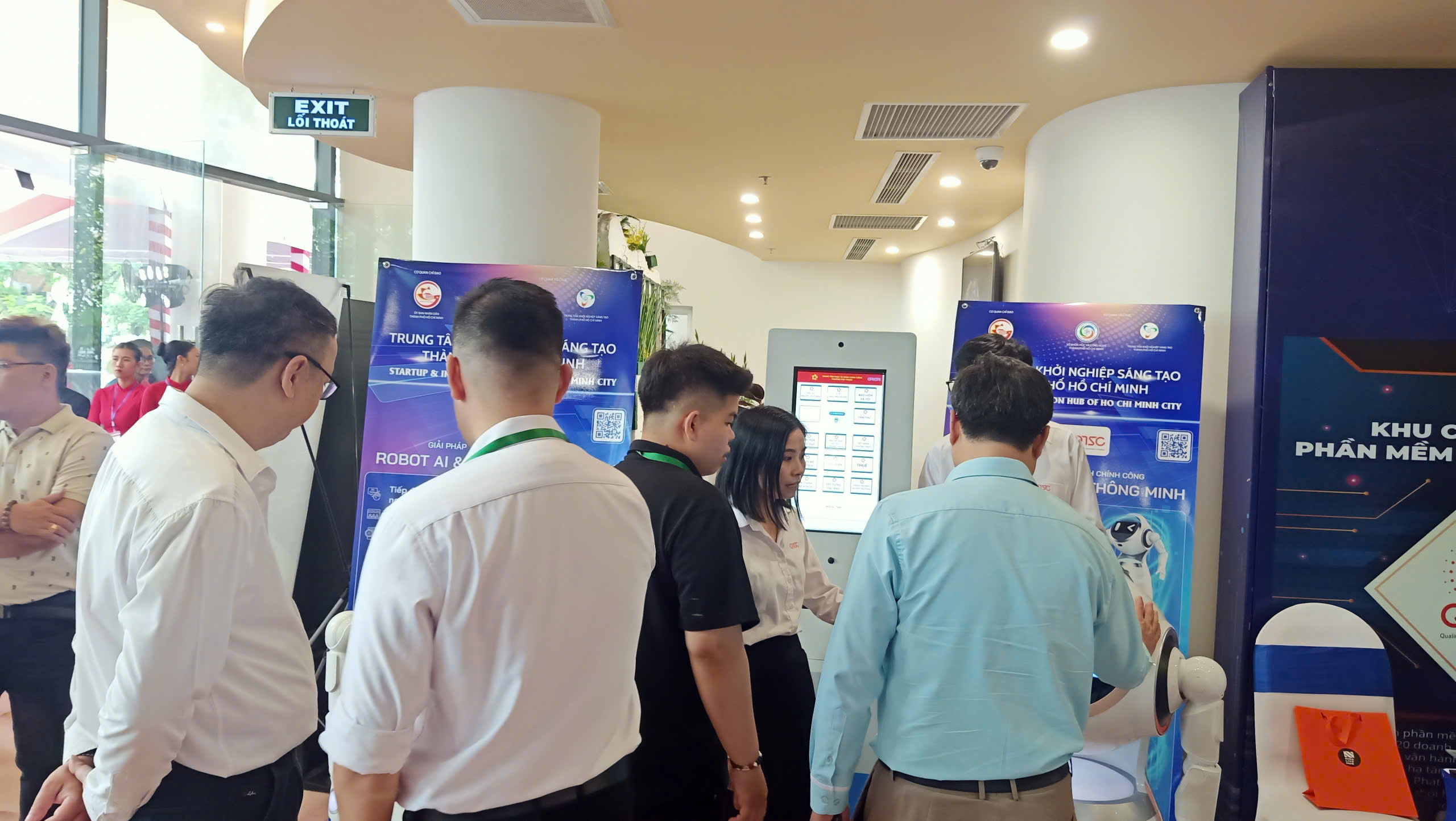 Khách tham quan tìm hiểu giải pháp và tương tác với Robot AI & Kiosk thông minh