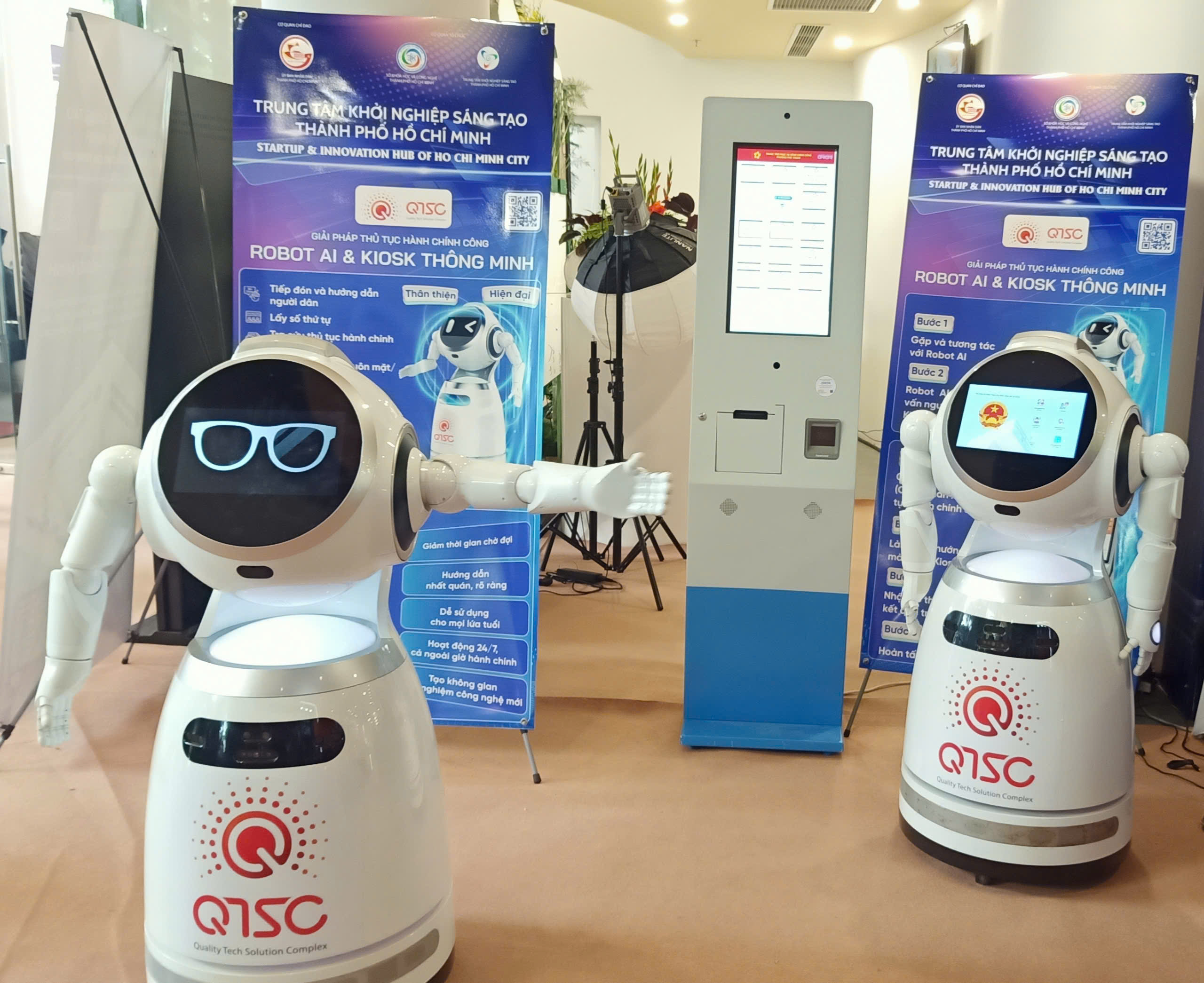 Robot AI tiếp đón và hướng dẫn người dân làm thủ tục hành chính công