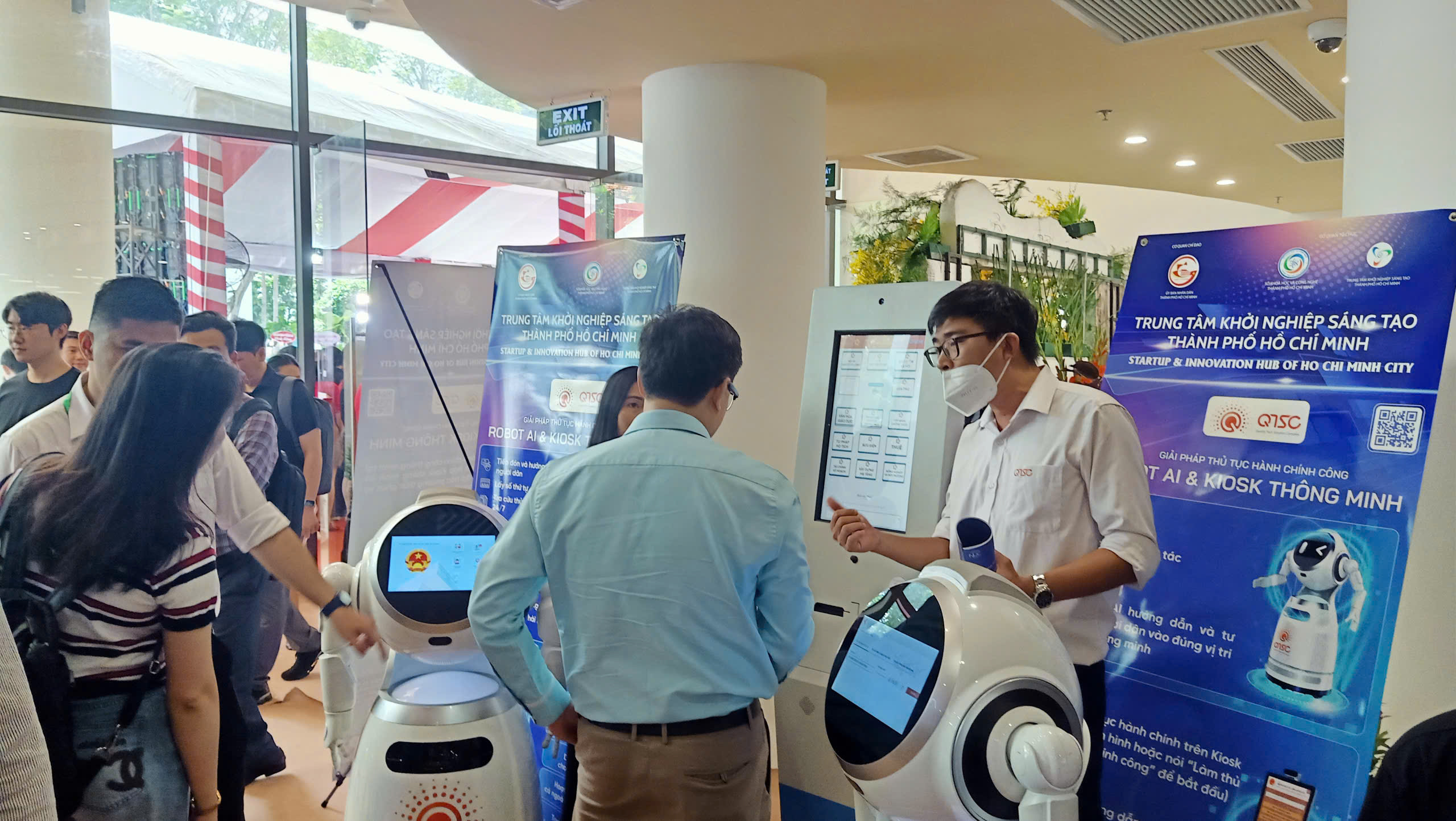 Khách tham quan tìm hiểu giải pháp và tương tác với Robot AI & Kiosk thông minh