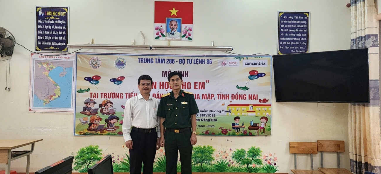 Ông Trần Hữu Dũng, Giám đốc QTSC (trái) và Đại tá Nguyễn Quốc Hoàn, Bí thư Đảng ủy, Chính ủy Trung tâm 286 - Bộ Tư lệnh 86 tại mô hình “Tin học cho em” của Trường Tiểu học Đắk Á