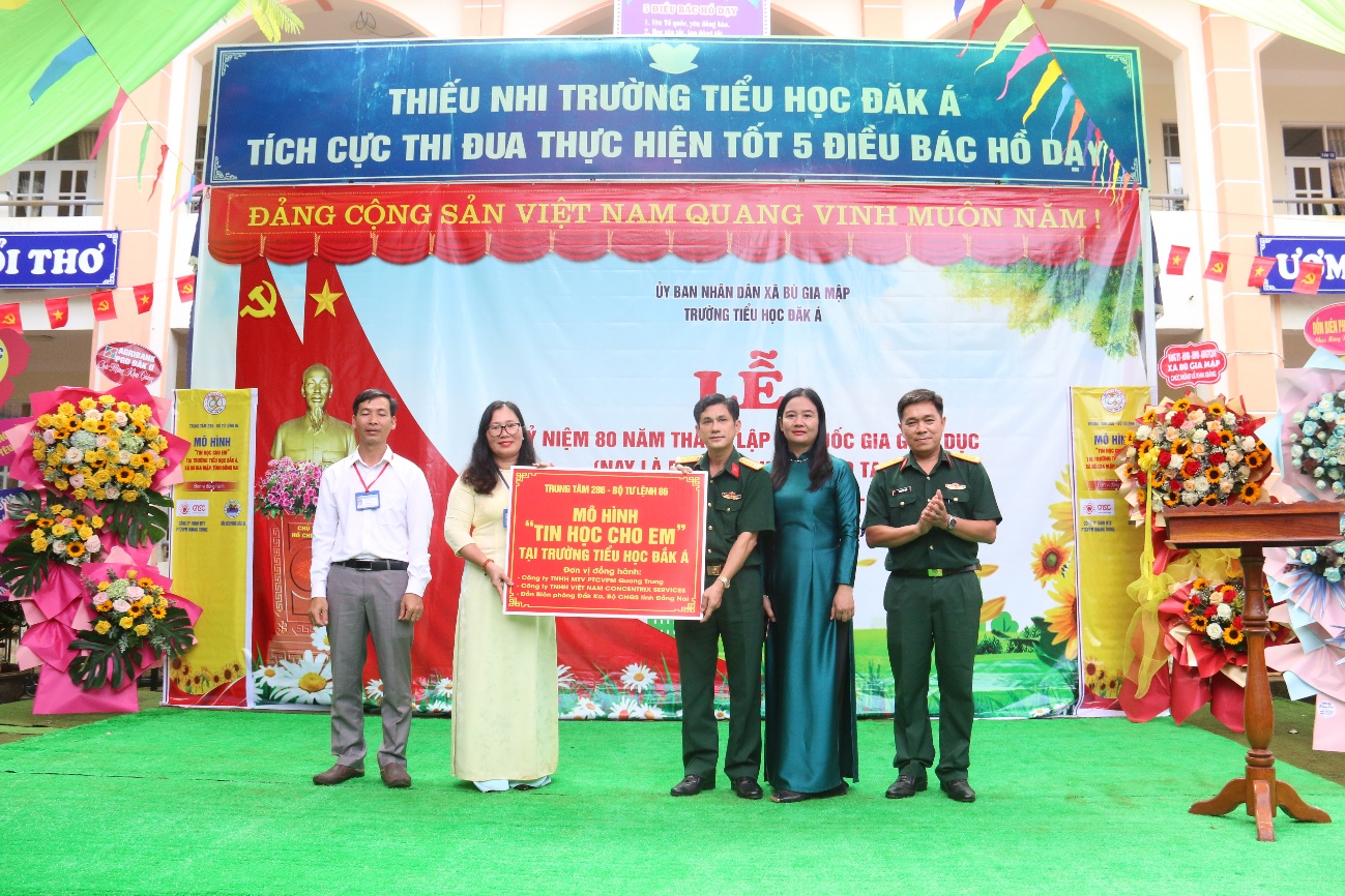 Bàn giao và triển khai mô hình “Tin học cho em” tại Trường Tiểu học Đắk Á