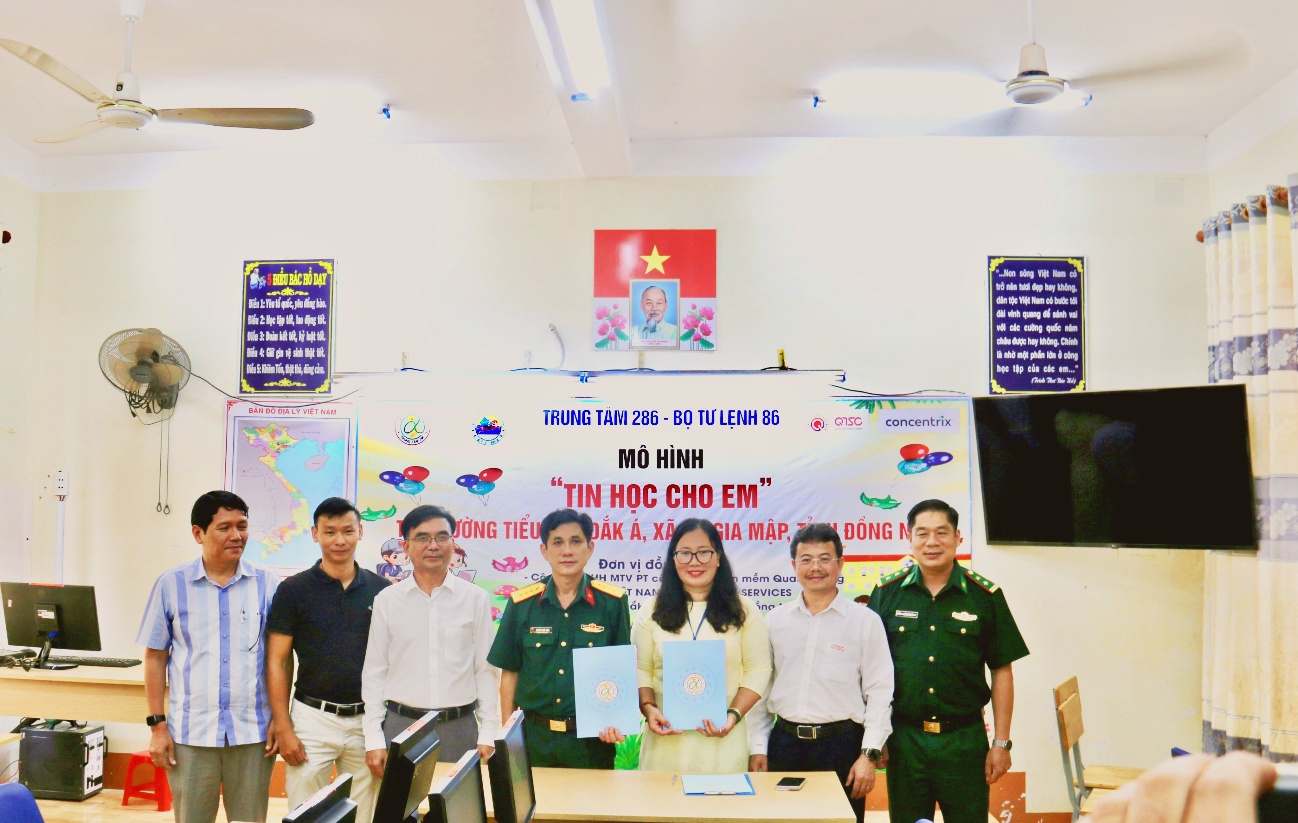 Ông Trần Hữu Dũng, Giám đốc QTSC (thứ 2 bên phải qua) tham gia chứng kiến Ký kết quy chế phối hợp thực hiện mô hình “Tin học cho em” giữa Trung tâm 286 - Bộ Tư lệnh 86 và Trường Tiểu học Đắk Á