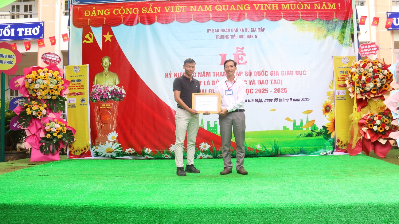 Đại diện Công ty TNHH Vietnam Concentrix Services trao tặng quà cho nhà trường