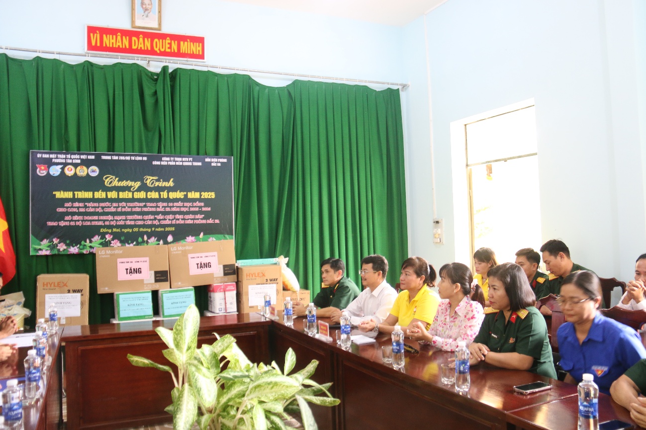 Đoàn tham gia chương trình “Hành trình đến với biên giới của Tổ quốc” năm 2025
