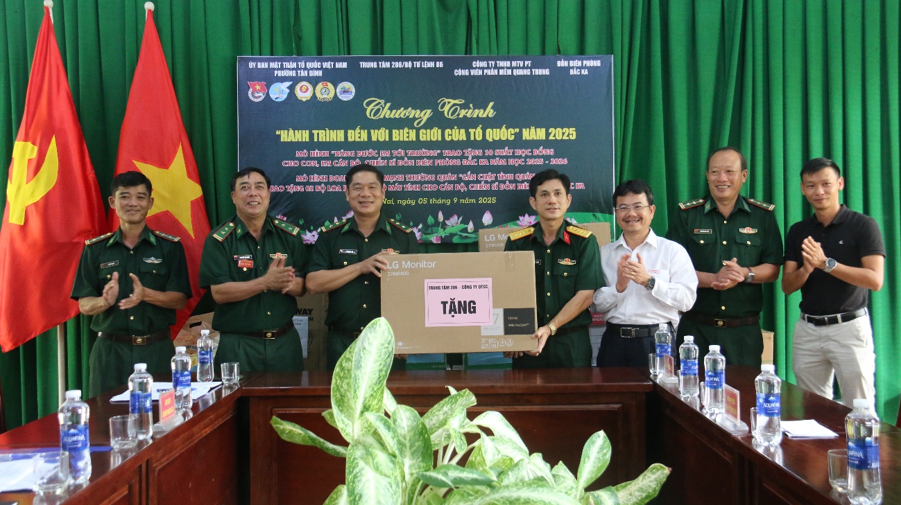 Ông Trần Hữu Dũng, Giám đốc QTSC (áo trắng) và đại diện Công ty TNHH Vietnam Concentrix Services trao tặng quà cho Đồn Biên phòng Đắc Ka