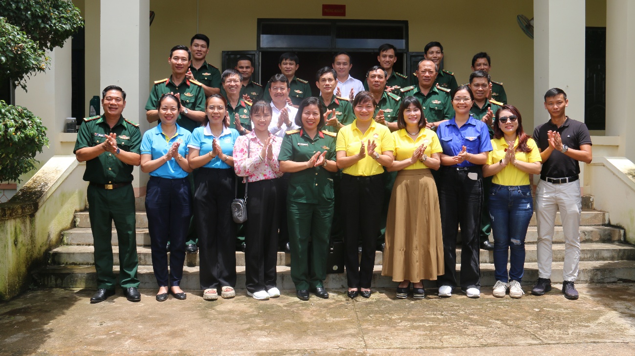 Đoàn công tác chụp hình lưu niệm với cán bộ, chiến sĩ Đồn Biên phòng Đắc Ka