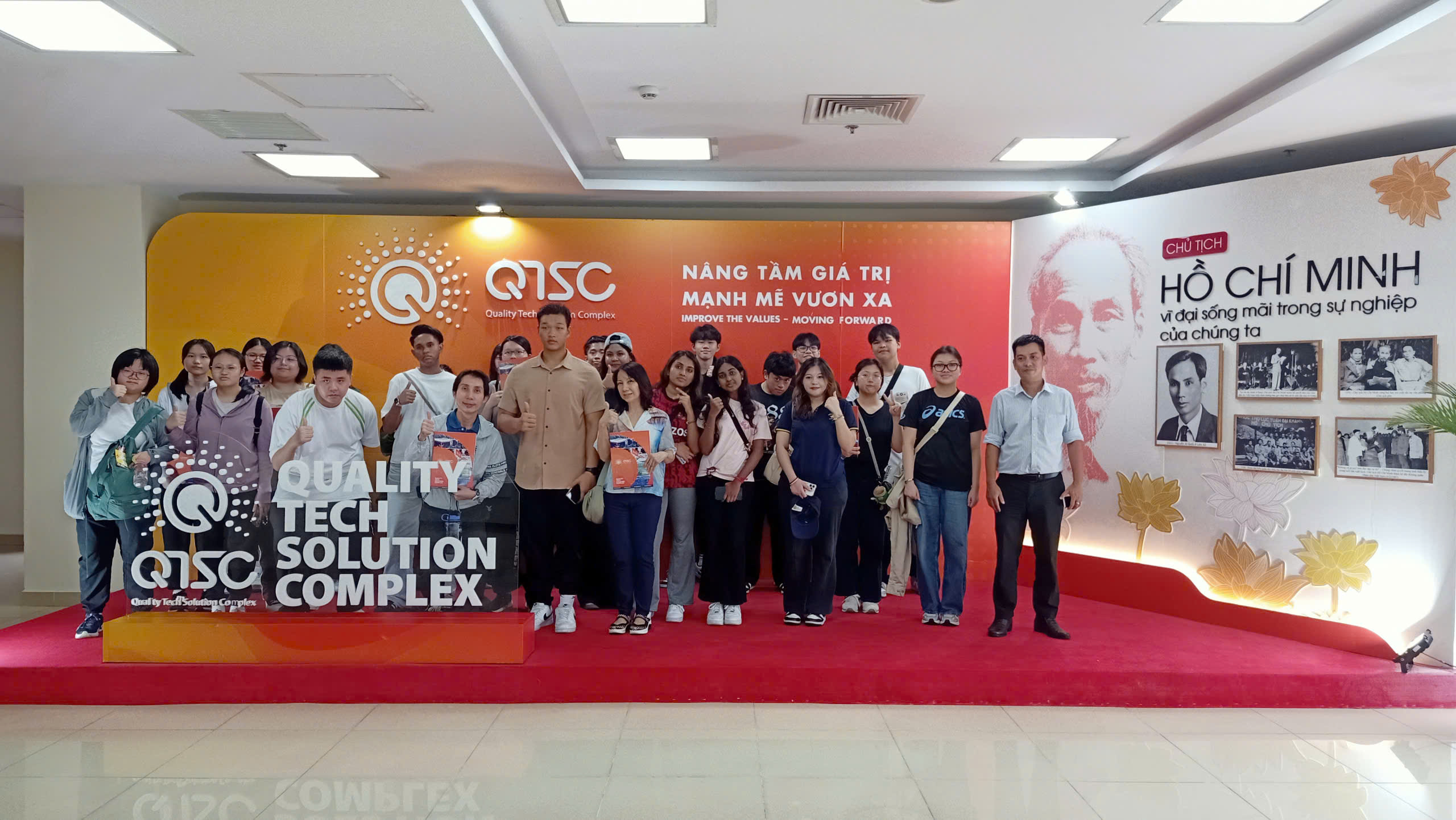Chụp hình lưu niệm chuyến tham quan QTSC