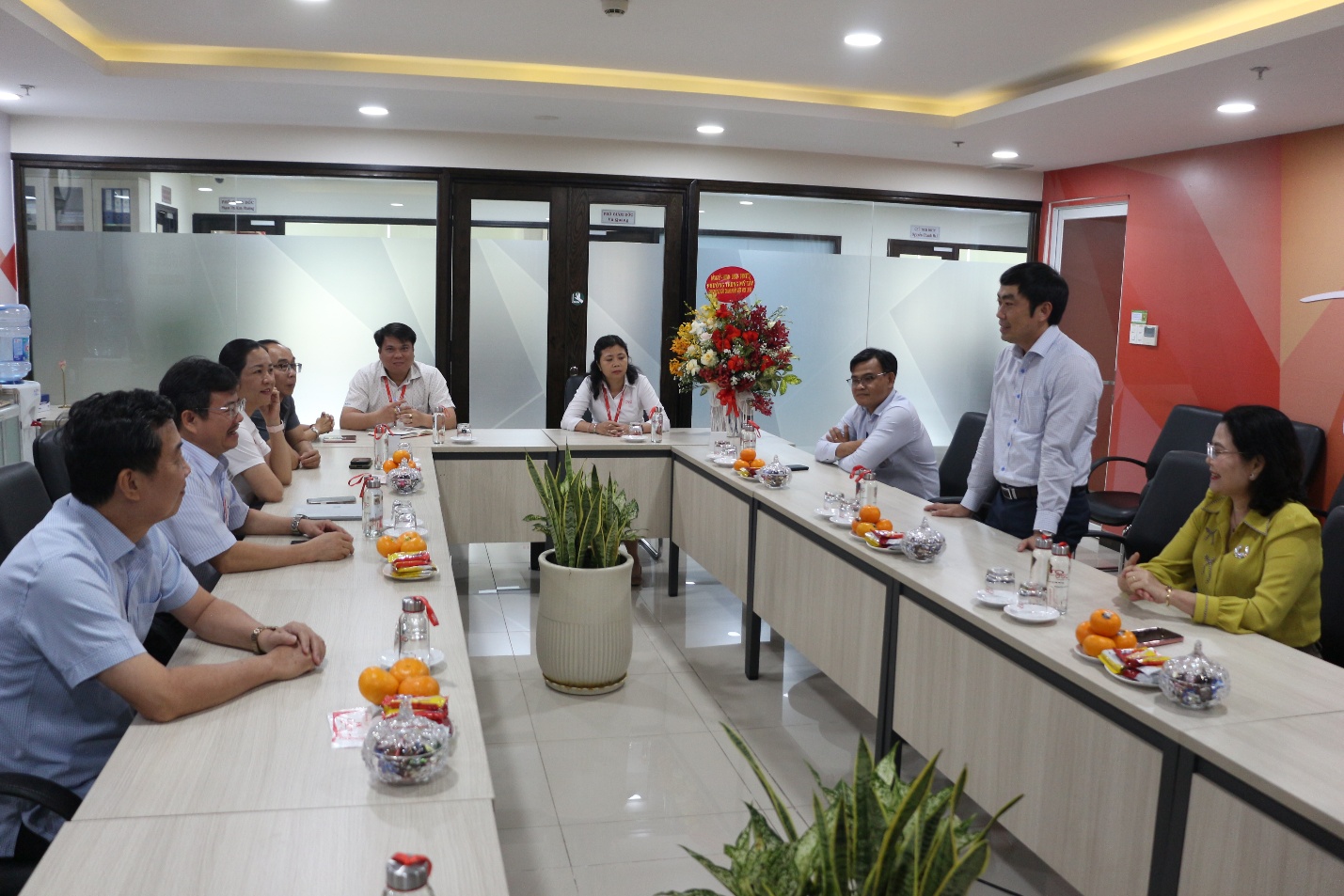 Đoàn lãnh đạo UBND Phường Trung Mỹ Tây thăm và chúc mừng QTSC nhân Ngày Doanh nhân Việt Nam 13/10