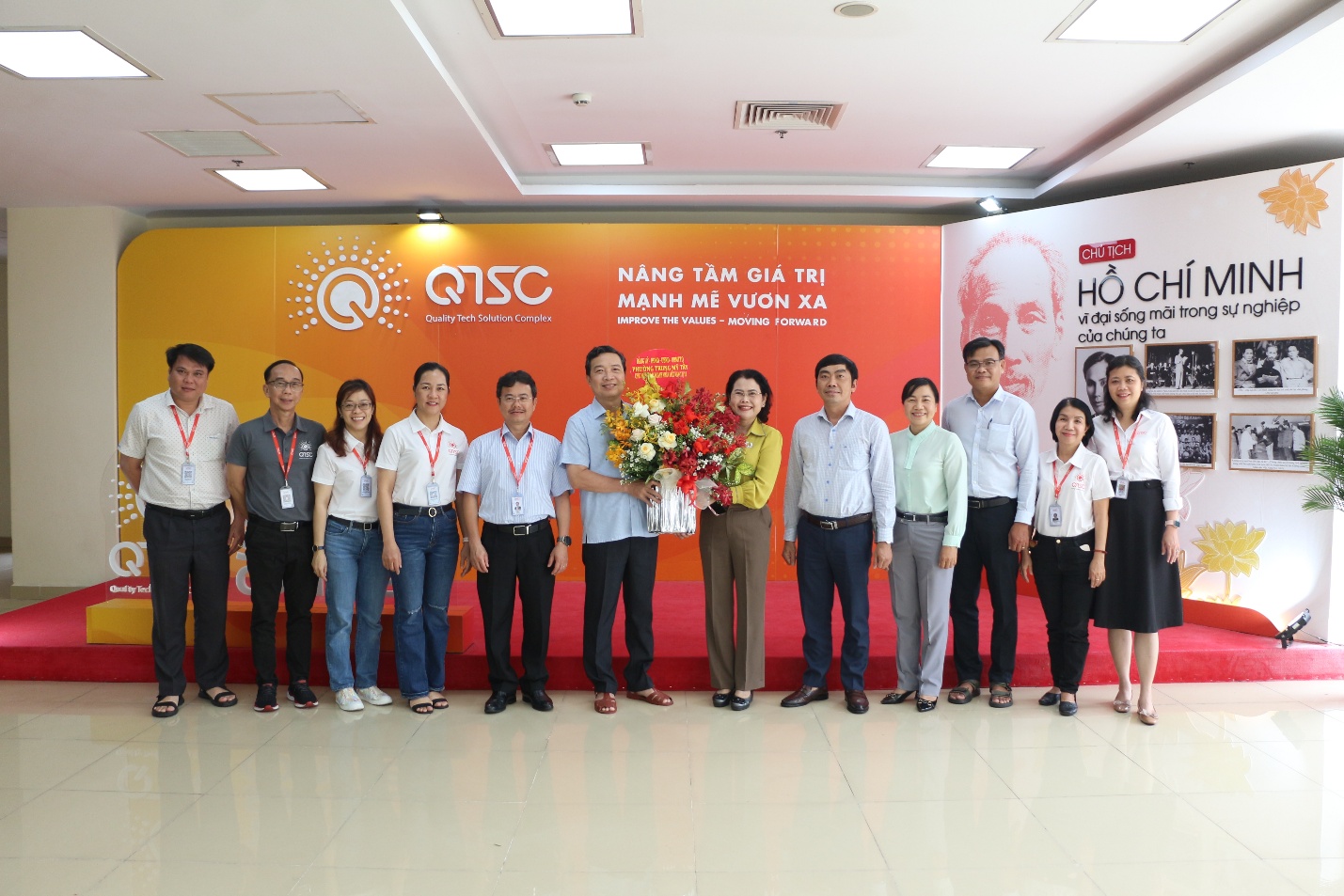Đoàn tặng hoa và chụp hình lưu niệm tại QTSC