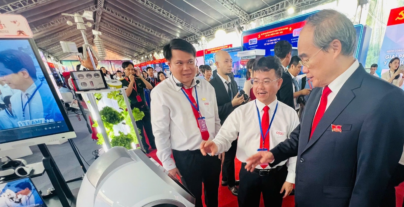 Một số hình ảnh các đại biểu tham quan gian hàng triển lãm của Khu CVPM Quang Trung