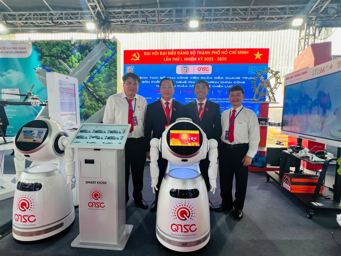 Một số hình ảnh các đại biểu tham quan gian hàng triển lãm của Khu CVPM Quang Trung