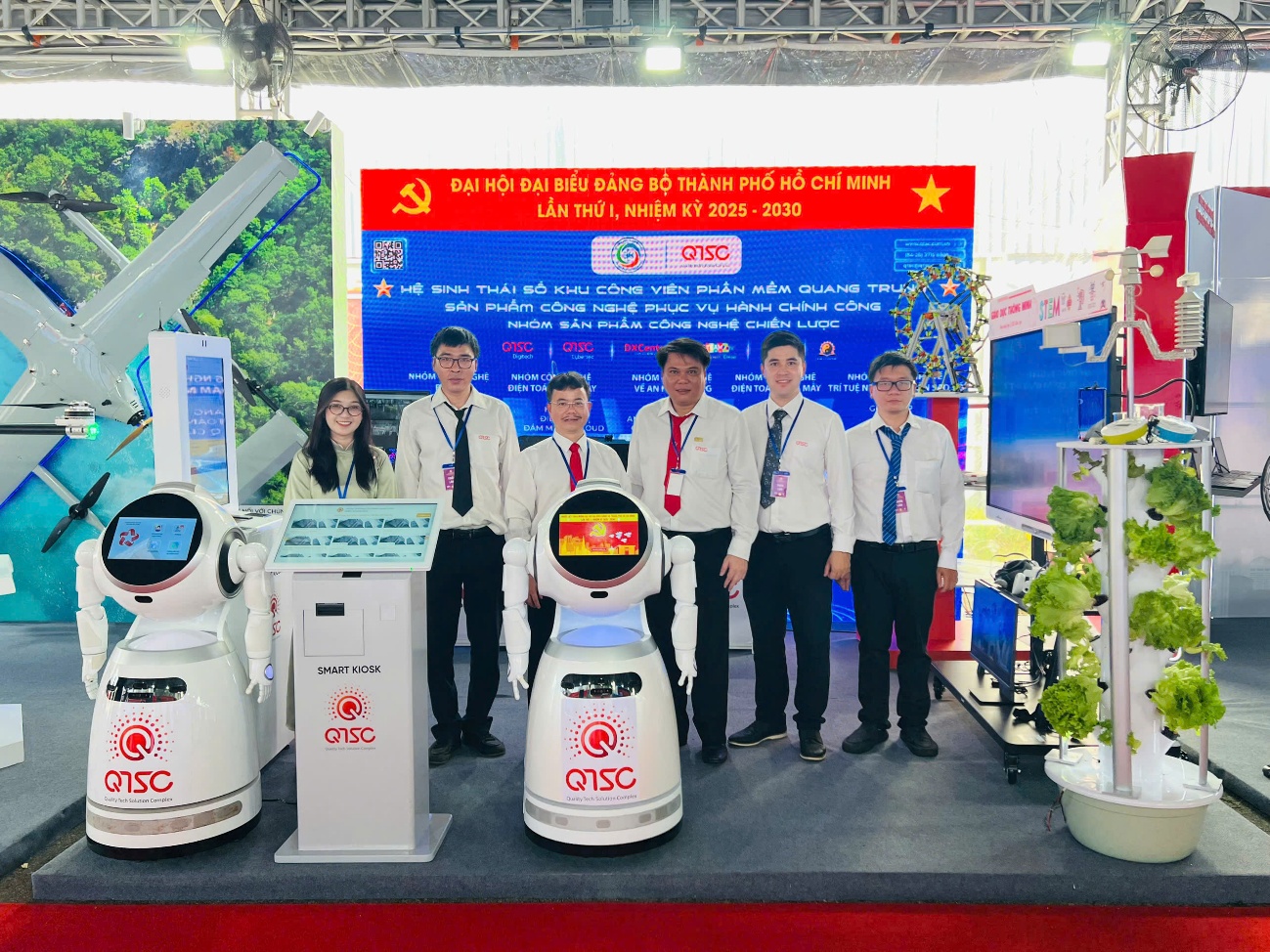 Một số hình ảnh các đại biểu tham quan gian hàng triển lãm của Khu CVPM Quang Trung
