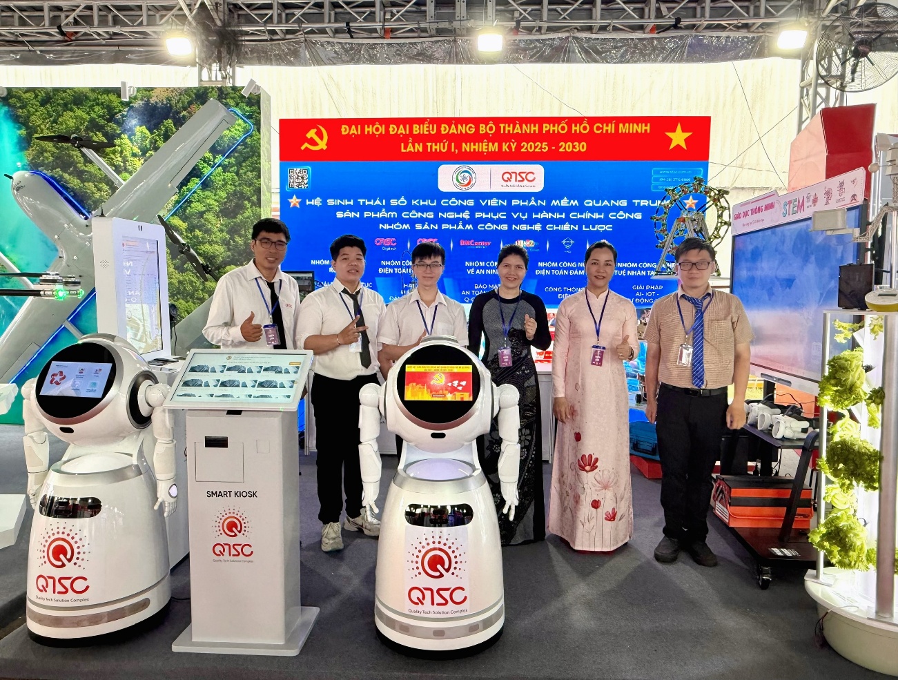 Một số hình ảnh các đại biểu tham quan gian hàng triển lãm của Khu CVPM Quang Trung