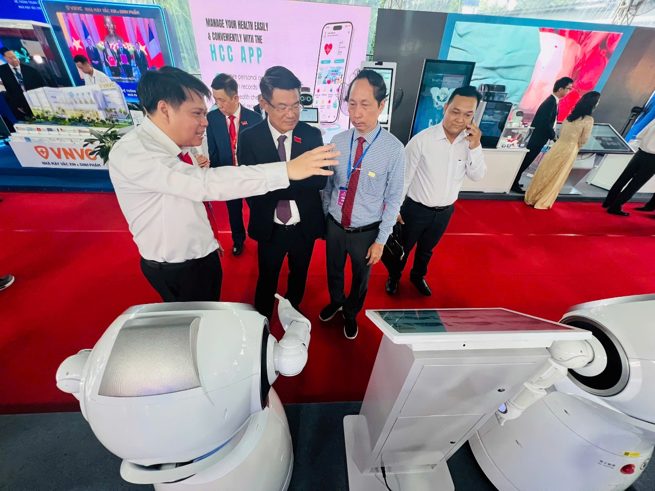 Một số hình ảnh các đại biểu tham quan gian hàng triển lãm của Khu CVPM Quang Trung