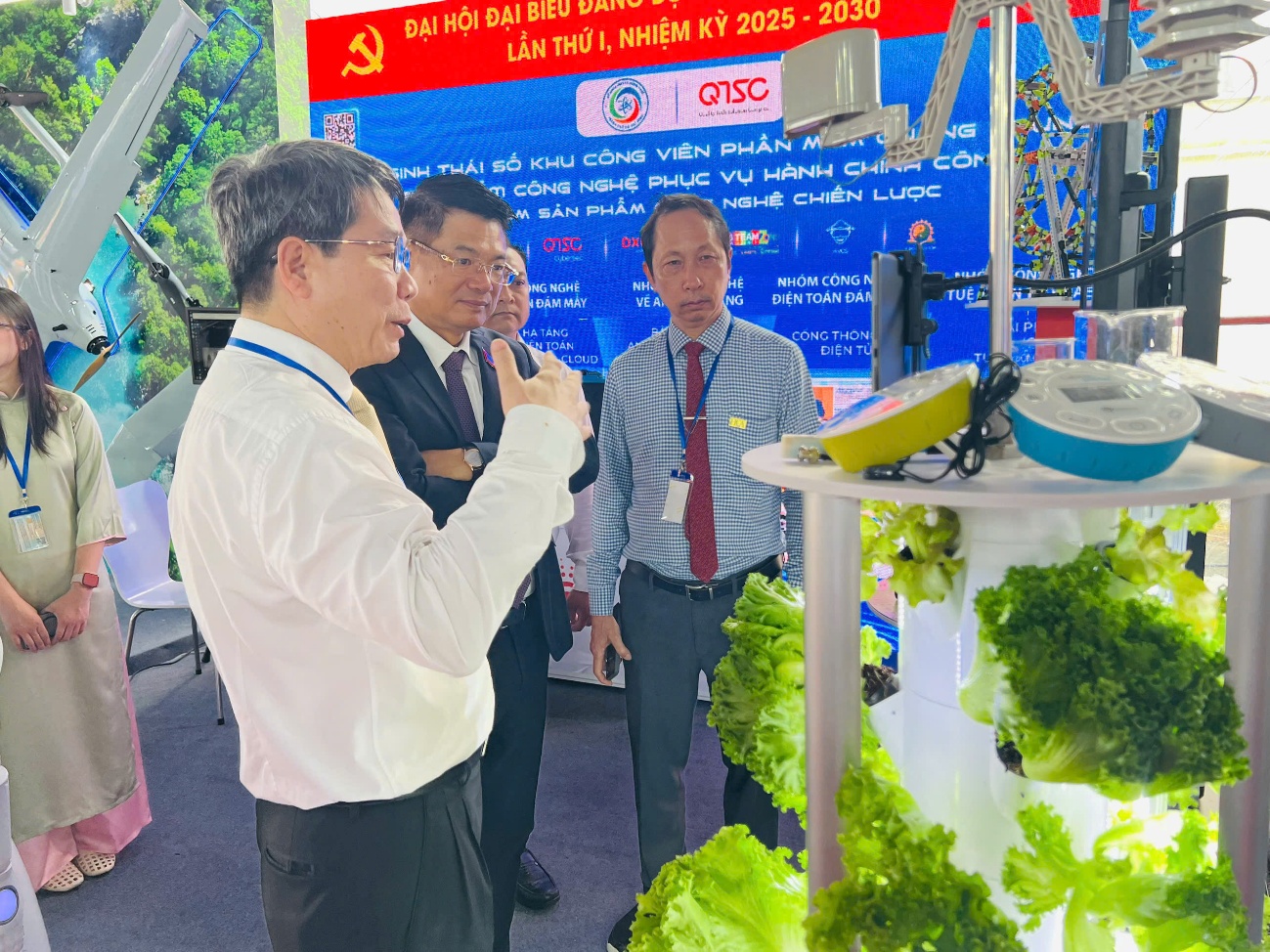 Một số hình ảnh các đại biểu tham quan gian hàng triển lãm của Khu CVPM Quang Trung