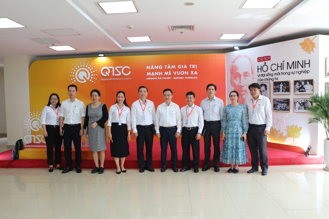 Đoàn chụp hình lưu niệm tại QTSC