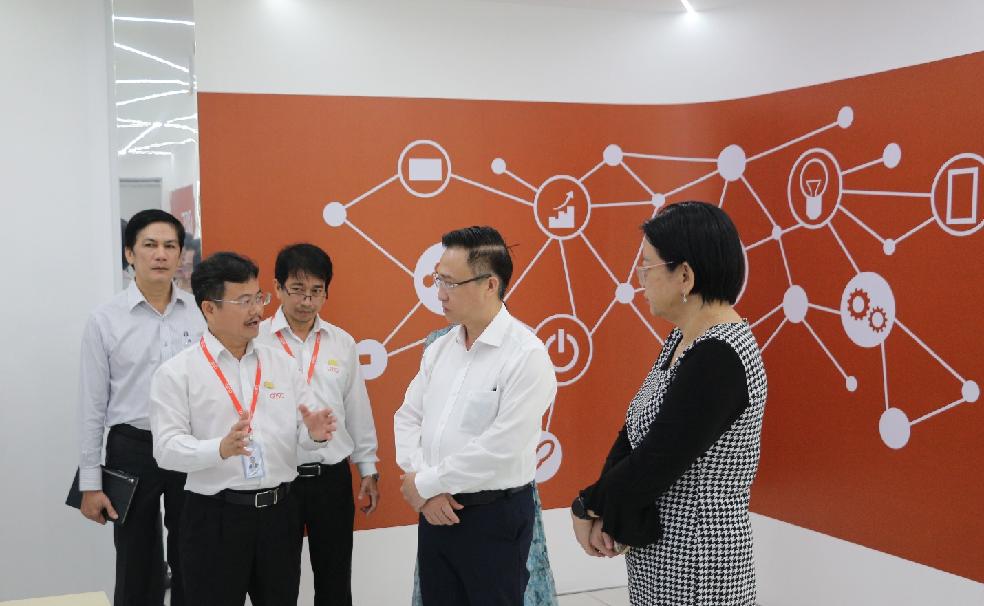 Đoàn tham quan Trung tâm Công nghệ số QTSC