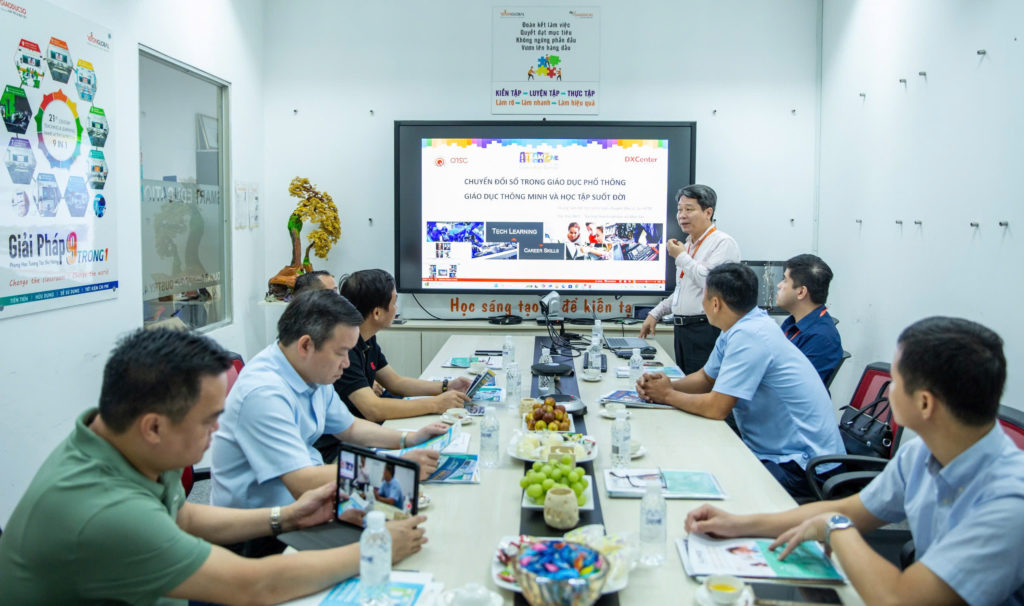 Hình 1: Đoàn công tác đến từ phường Từ Sơn, Bắc Ninh nghe giới thiệu về DXCenter và STEAMZone