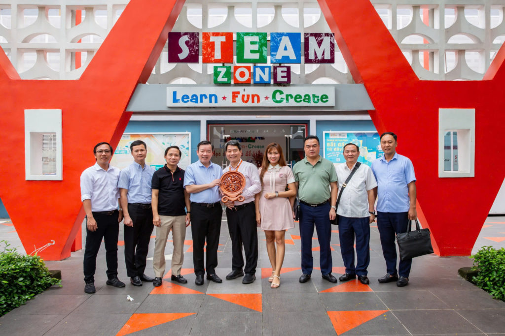 Hình 4: Đoàn chụp hình lưu niệm tại trung tâm STEAMZone, Khu Công viên phần mềm Quang Trung