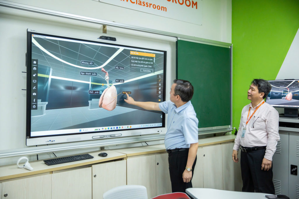 Hình 3: Đoàn công tác đến từ phường Từ Sơn, Bắc Ninh tham quan cơ sở vật chất và studio Lớp học số tại trung tâm STEAMZone 