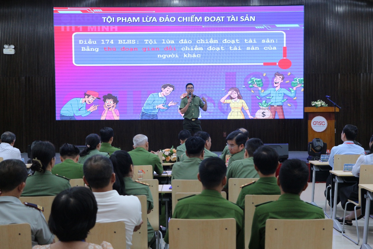 Đồng chí Đại úy Nguyễn Xuân Toàn - báo cáo viên Phòng PA05 trình bày nội dung tuyên truyền về chiến dịch “Không 1 mình – An toàn trực tuyến” và “Toàn dân chống lừa đảo”
