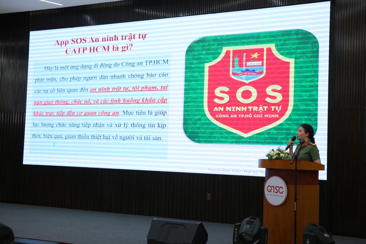 Đồng chí Đại úy Nguyễn Thị Minh Trang - báo cáo viên Phòng PV01 giới thiệu, tuyên truyền, triển khai cài đặt và hướng dẫn sử dụng ứng dụng “SOS an ninh trật tự – CATP.HCM”