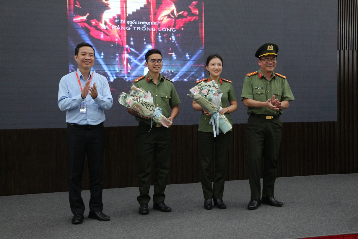 Đồng chí Thượng tá Hồ Thọ Hải – Phó trưởng phòng PA05 và ông Nguyễn Thanh Hải – Bí thư Đảng ủy, Chủ tịch HĐTV QTSC tặng hoa đến các báo cáo viên