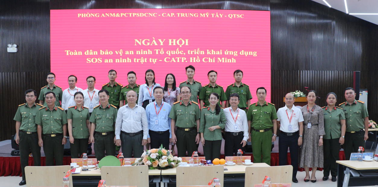 Đại biểu và khách tham dự chụp hình lưu niệm tại Ngày hội