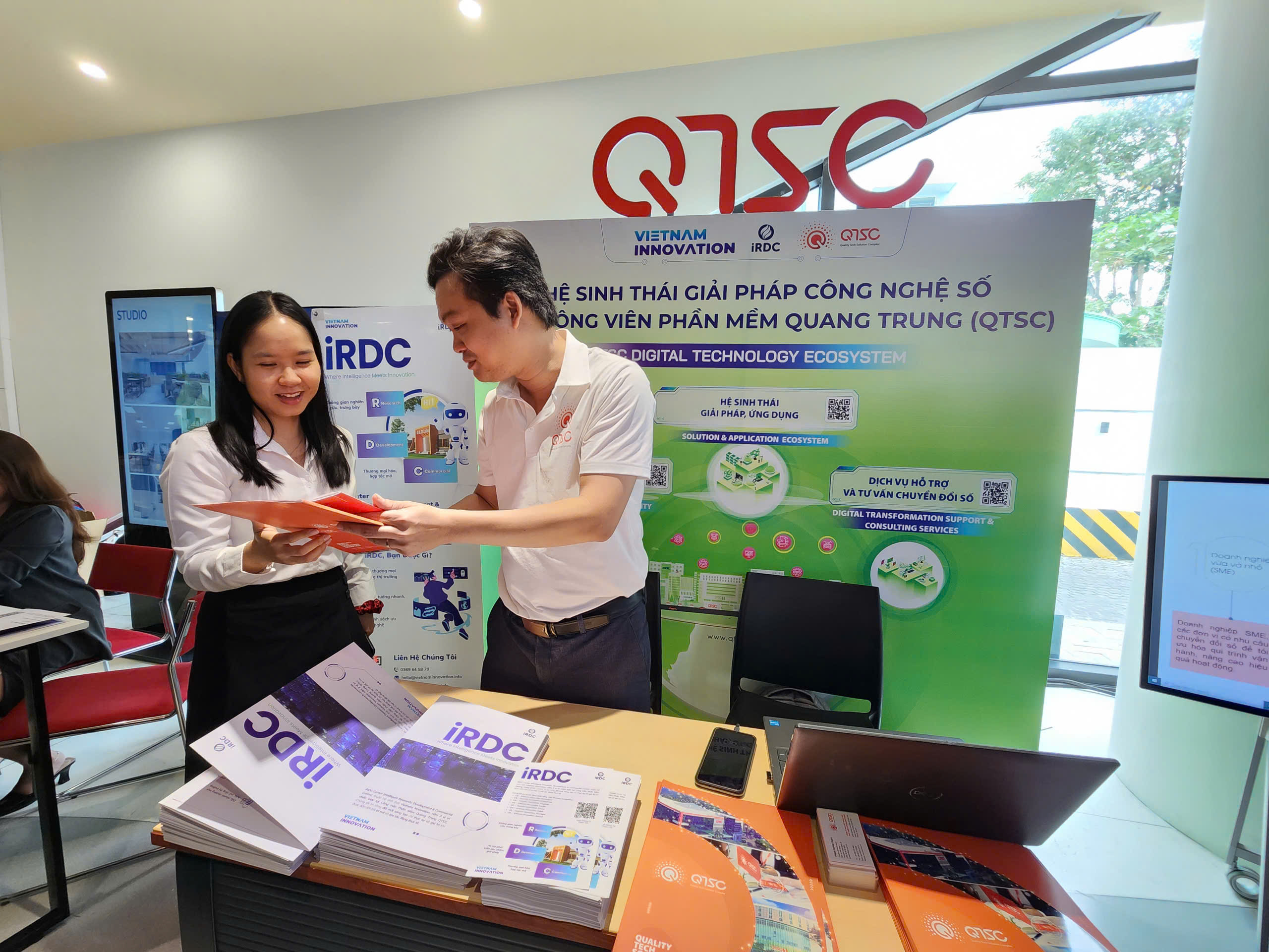 QTSC tư vấn, giới thiệu các sản phẩm, giải pháp cho khách tham quan tại khu vực triển lãm