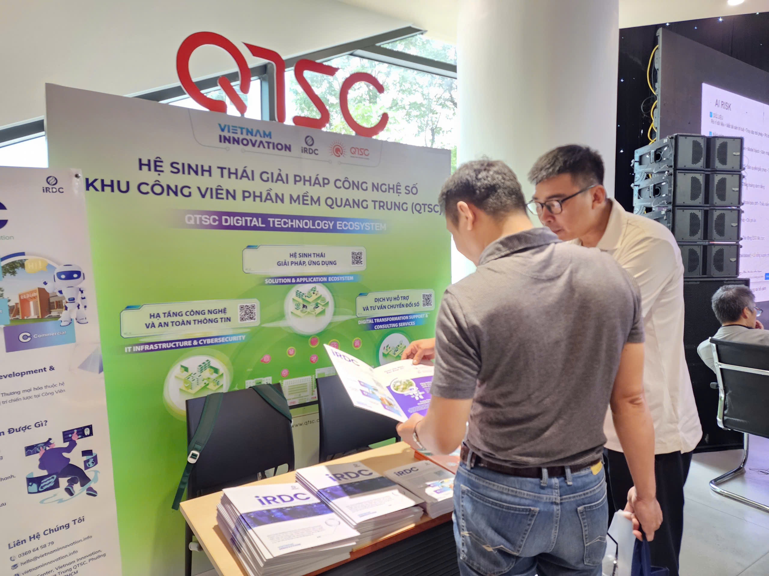 QTSC tư vấn, giới thiệu các sản phẩm, giải pháp cho khách tham quan tại khu vực triển lãm