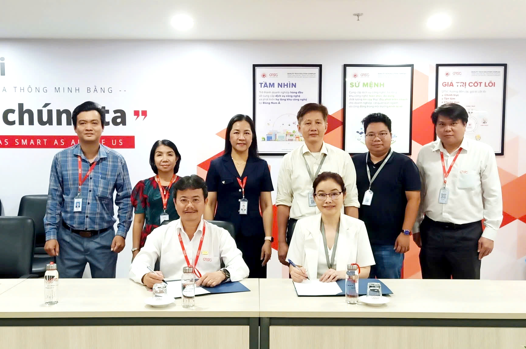 Ông Trần Hữu Dũng, Giám đốc QTSC và Bà Nguyễn Thị Thu Hằng, Tổng Giám đốc Ultrasil ký kết biên bản ghi nhớ hợp tác