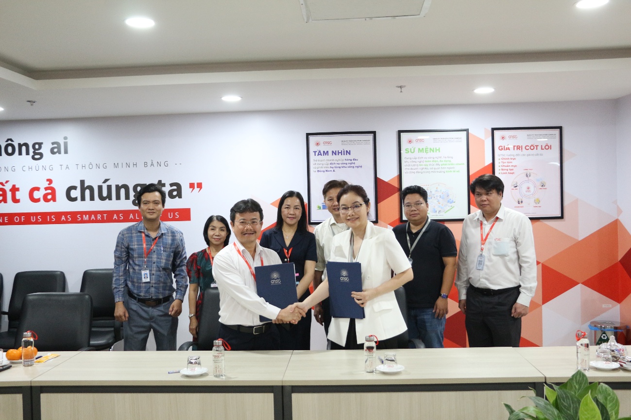 Ông Trần Hữu Dũng, Giám đốc QTSC và Bà Nguyễn Thị Thu Hằng, Tổng Giám đốc Ultrasil ký kết biên bản ghi nhớ hợp tác