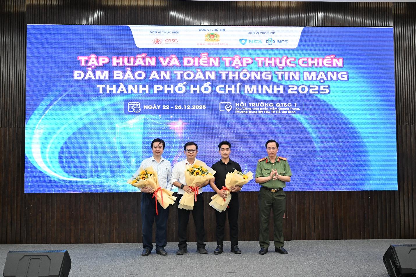 Đại tá Bùi Thanh Trực, Phó Giám đốc Công an TP.HCM tặng hoa cho Ban Giám khảo