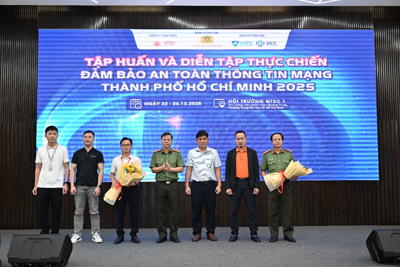 Thượng tá Lâm Khải Hoàn - Trưởng phòng, Phòng An ninh mạng và phòng chống tội phạm sử dụng công nghệ cao - Công an TP.HCM tặng hoa cho đại diện đội tấn công và đội phòng thủ