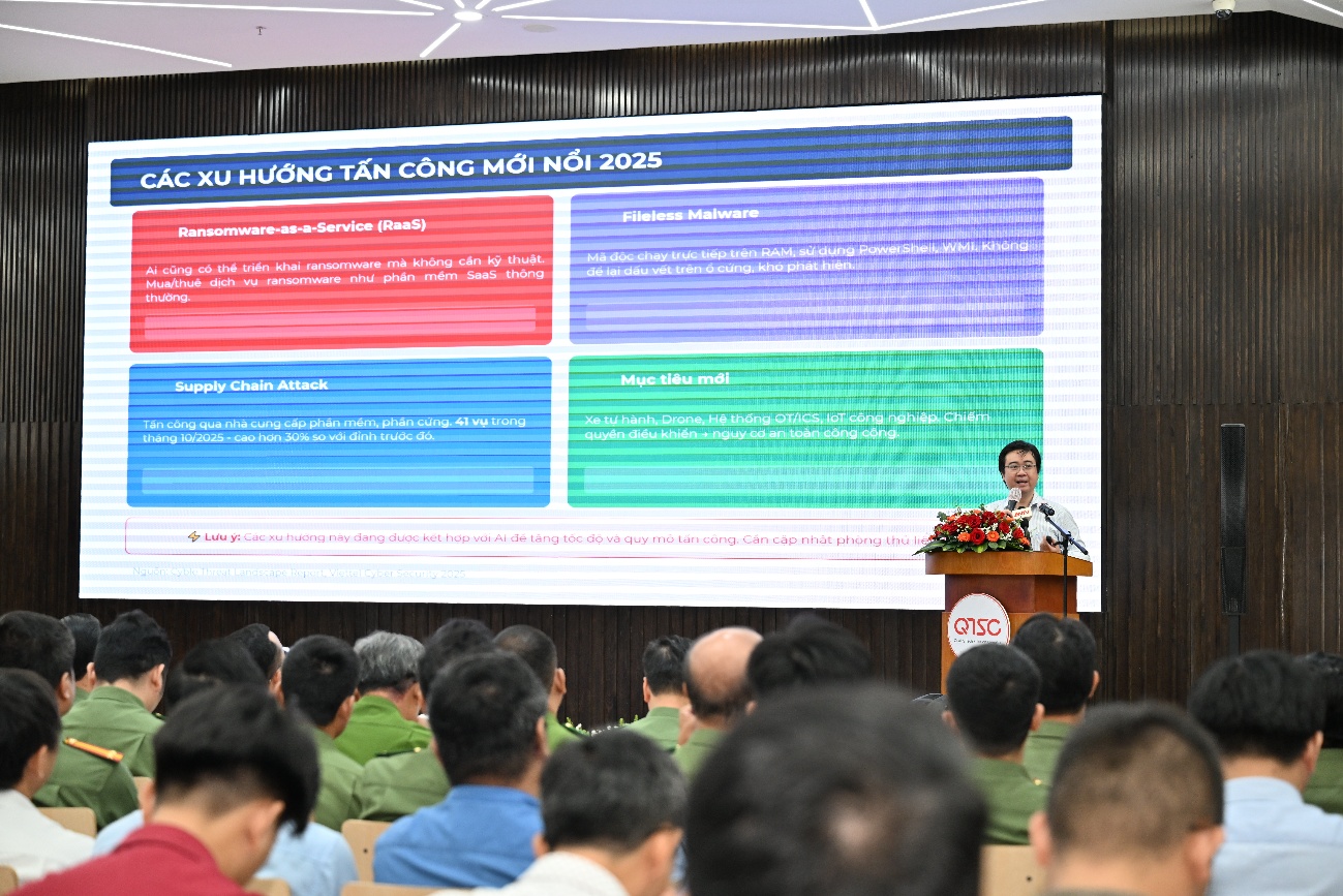 PGS.TS. Trần Minh Triết – Phó Hiệu trưởng Trường Đại học Khoa học Tự nhiên, Đại học Quốc gia TP.HCM trình bày chuyên đề: “Bức tranh an toàn thông tin thế giới và Việt Nam năm 2025; xu hướng tấn công mạng, các tình huống điển hình trong tấn công và phòng thủ”