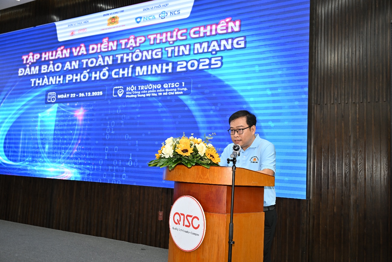 Ông Nguyễn Thanh Lâm – Trưởng Trung tâm An ninh mạng QTSC - đại diện Ban Giám khảo trình bày Báo cáo tổng kết kết quả diễn tập an toàn thông tin mạng