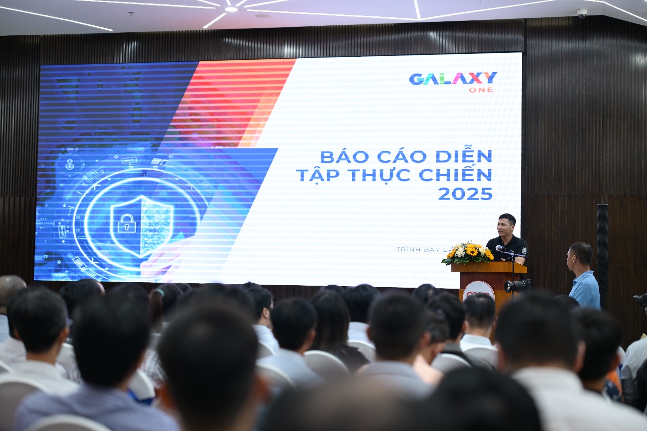 Đại diện Đội tấn công trình bày báo cáo, chia sẻ góc nhìn và kinh nghiệm trong quá trình tham gia diễn tập